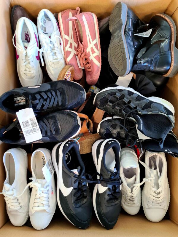 The photo shows a package with footwear in the category SH.