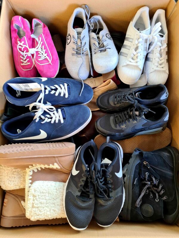 The photo shows a package with footwear in the category SH.