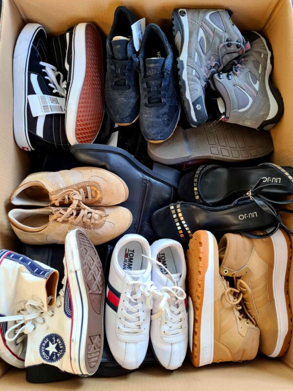 The photo shows a package with footwear in the category SH.