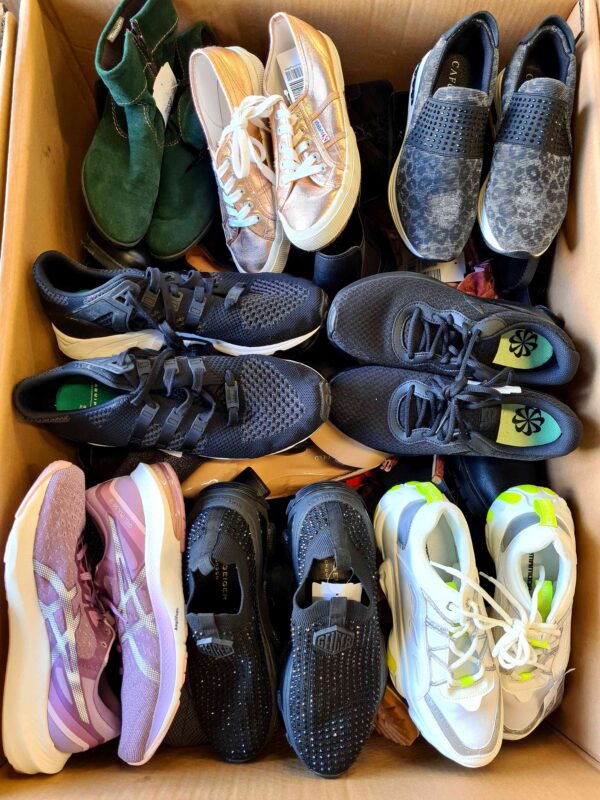 The photo shows a package with footwear in the category SH.