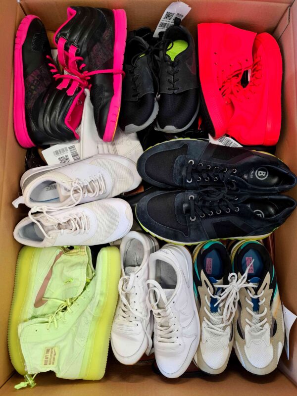The photo shows a package with footwear in the category SH.