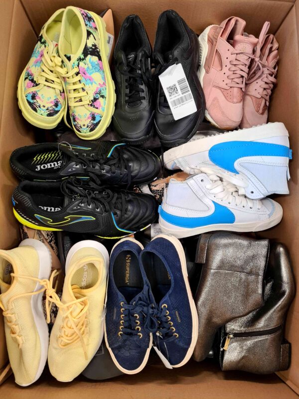 The photo shows a package with footwear in the category SH.