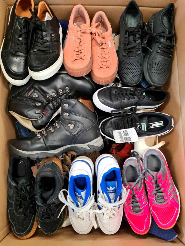 The photo shows a package with footwear in the category SH.