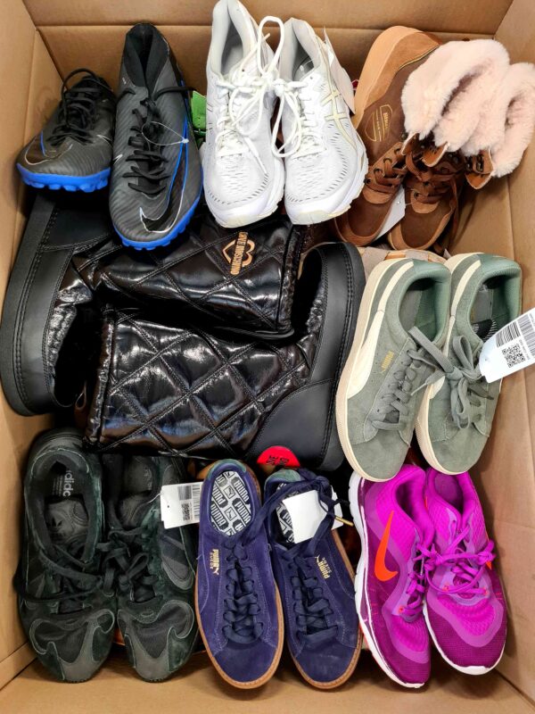 The photo shows a package with footwear in the category SH.