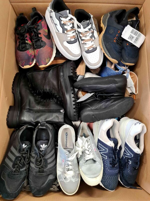 The photo shows a package with footwear in the category SH.