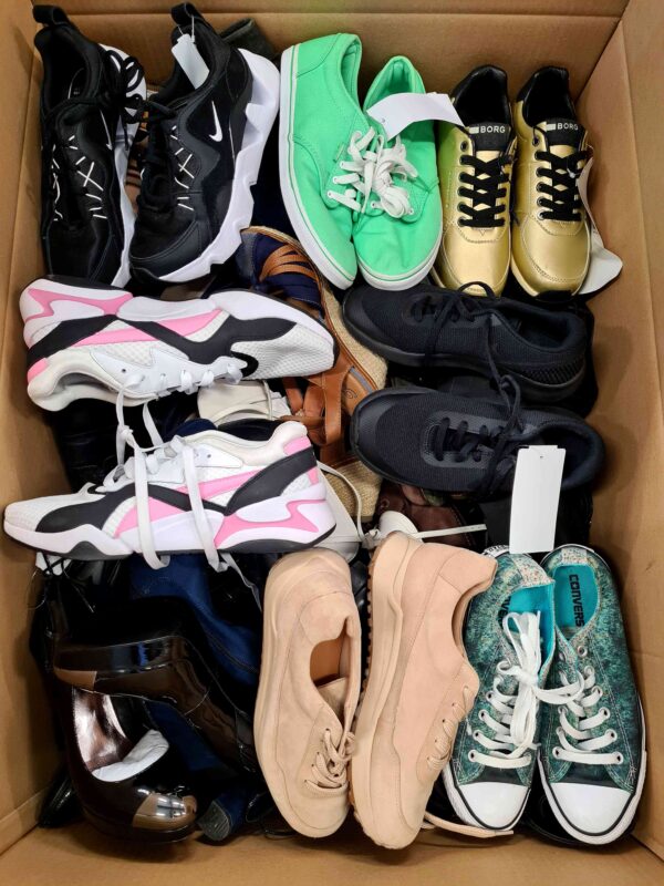 The photo shows a package with footwear in the category SH.