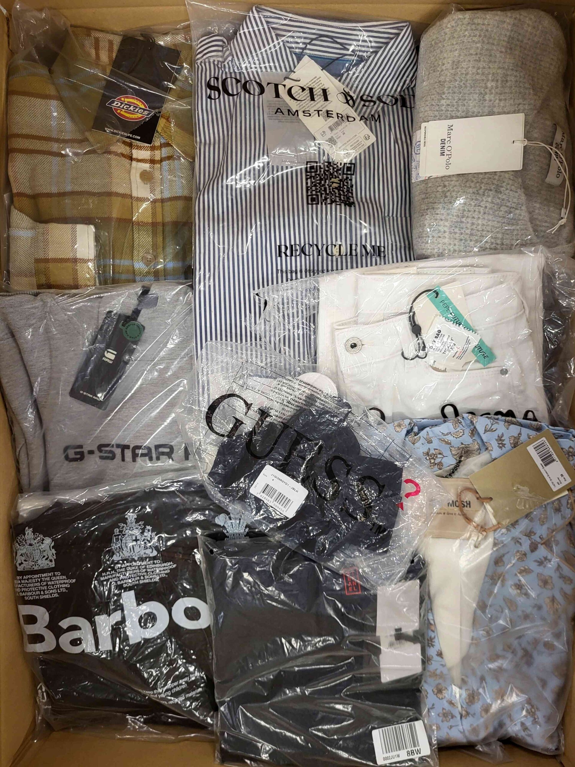 A762 3 The photo shows a package with clothing in the category A.