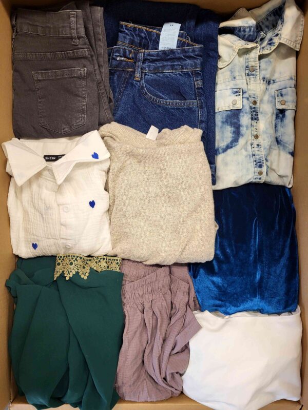 The photo shows a package with clothing in the category BSN.