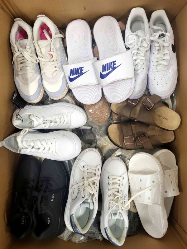 The photo shows a package with footwear in the category CSU.