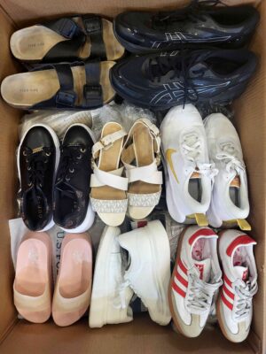 The photo shows a package with footwear in the category CSU.