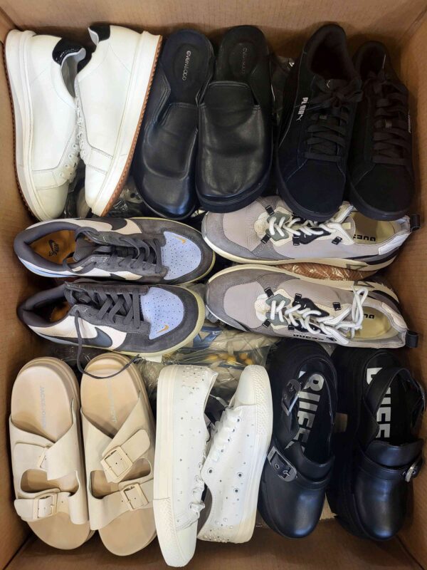 The photo shows a package with footwear in the category CSU.