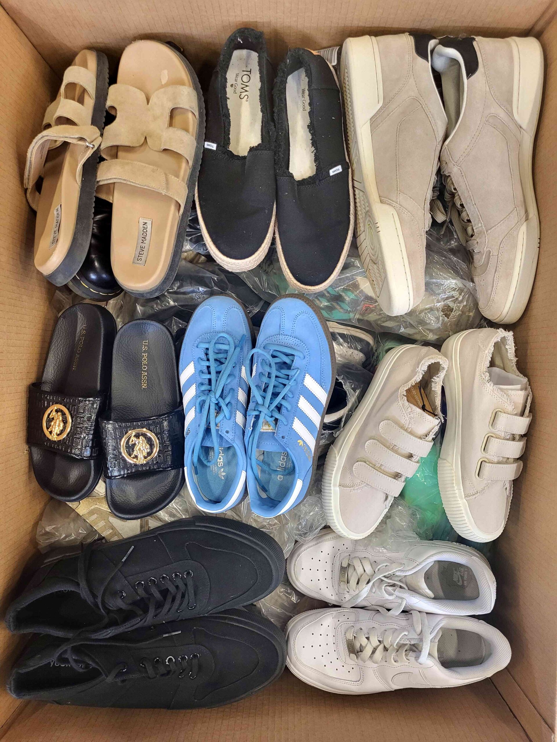 The photo shows a package with footwear in the category CSU.