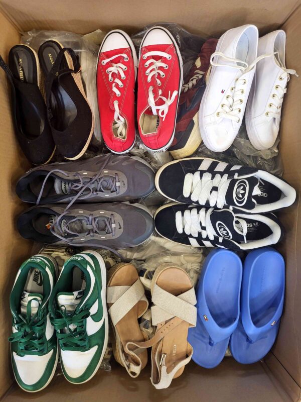 The photo shows a package with footwear in the category CSU.