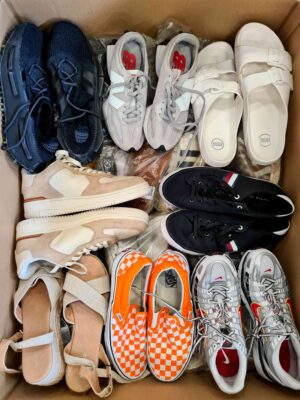 The photo shows a package with footwear in the category CSU.