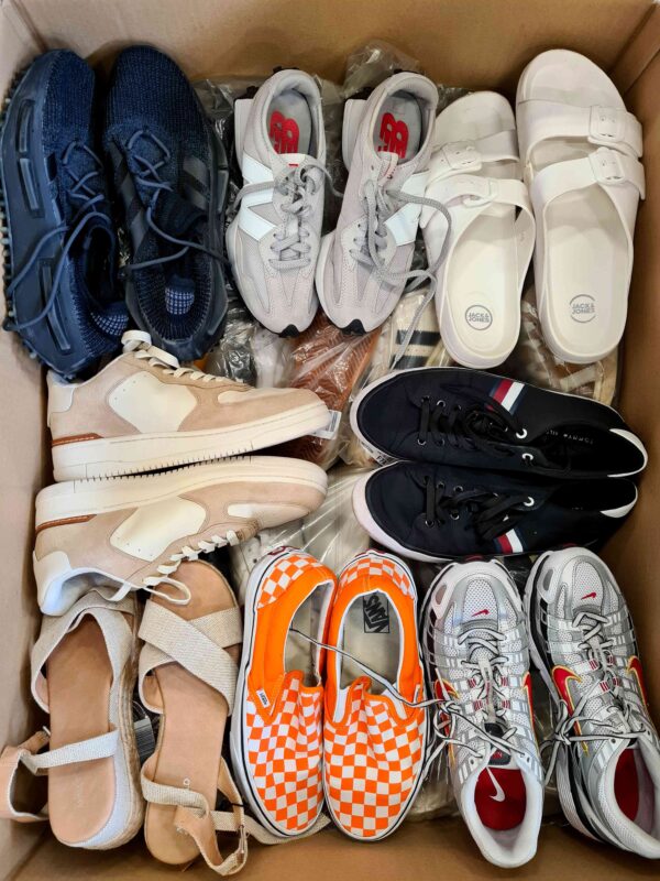 The photo shows a package with footwear in the category CSU.