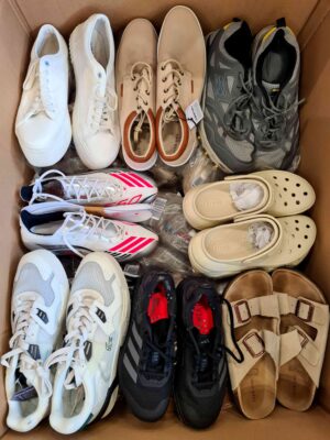 The photo shows a package with footwear in the category CSU.