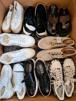 The photo shows a package with footwear in the category CSU.