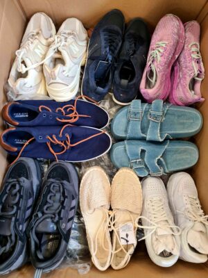 The photo shows a package with footwear in the category CSU.