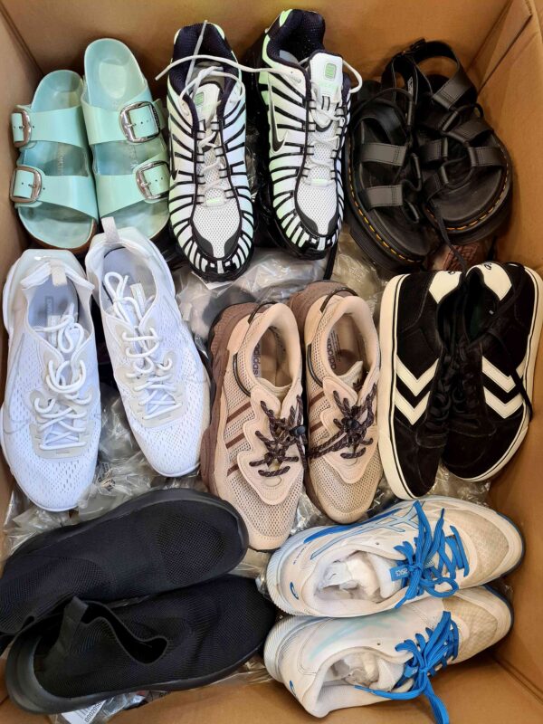 The photo shows a package with footwear in the category CSU.