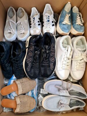 The photo shows a package with footwear in the category CSU.