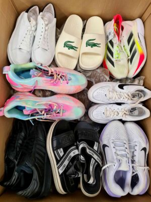 The photo shows a package with footwear in the category CSU.