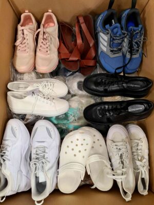 The photo shows a package with footwear in the category CSU.