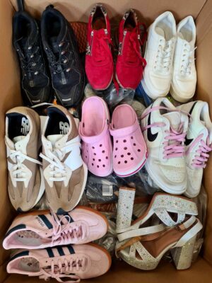 The photo shows a package with footwear in the category CSU.