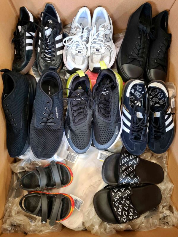 The photo shows a package with footwear in the category CSU.