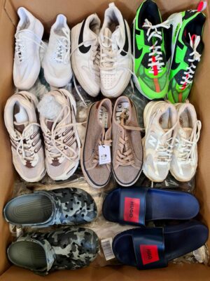 The photo shows a package with footwear in the category CSU.