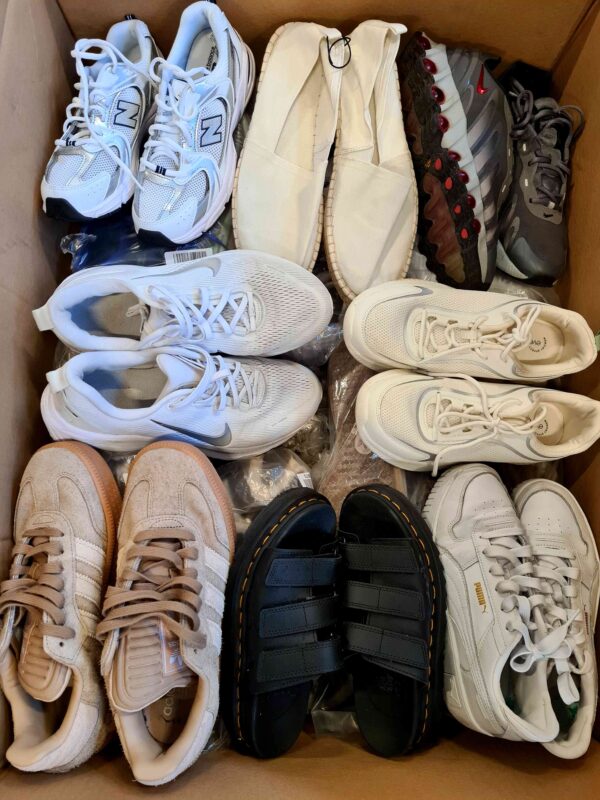The photo shows a package with footwear in the category CSU.