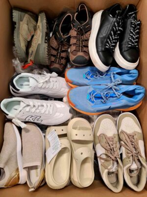 The photo shows a package with footwear in the category CSU.