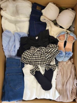 The photo shows a package with clothing in the category BSN.