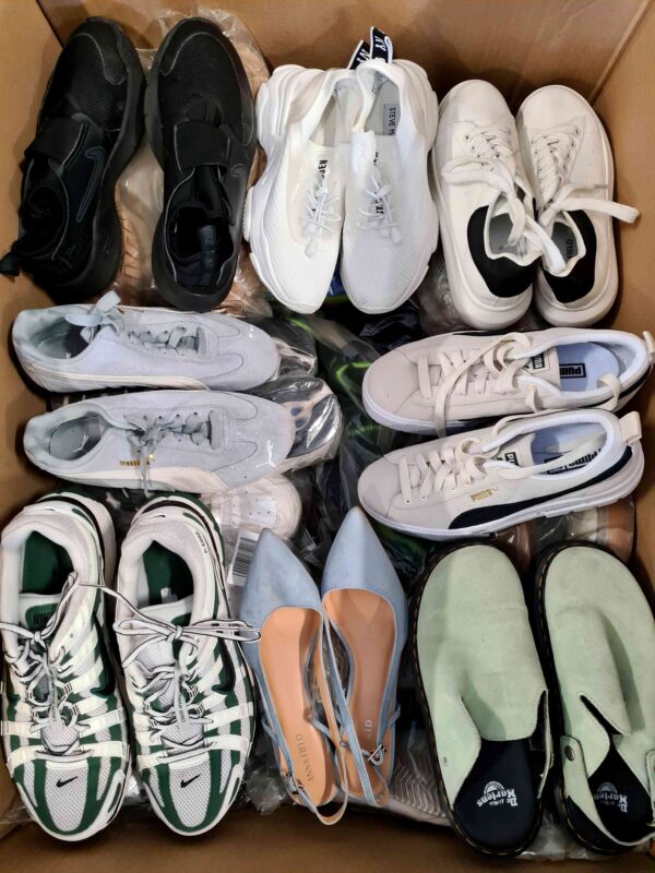 The photo shows a package with footwear in the category CSU.