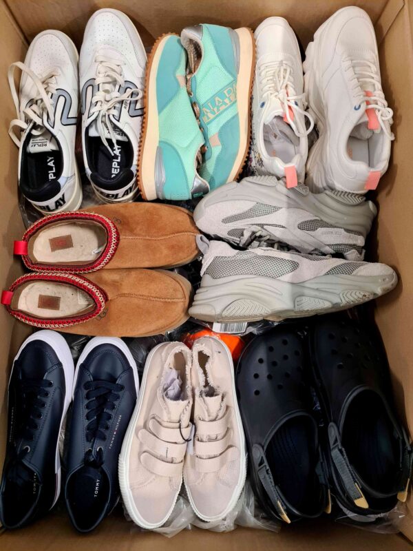 The photo shows a package with footwear in the category CSU.