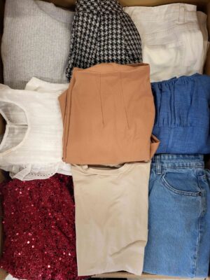 The photo shows a package with clothing in the category BSN.