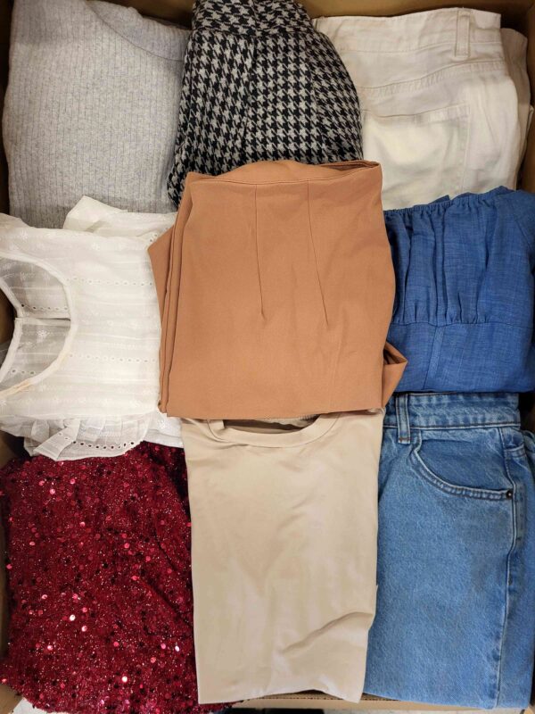 The photo shows a package with clothing in the category BSN.