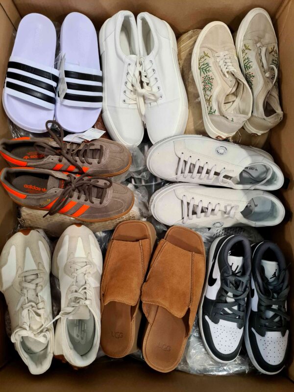The photo shows a package with footwear in the category CSU.
