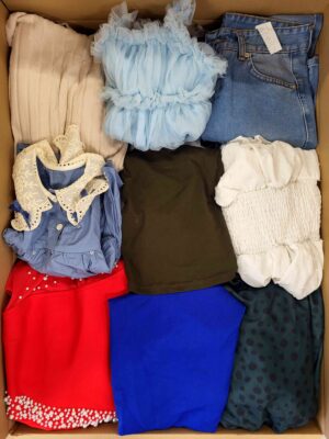 The photo shows a package with clothing in the category BSN.