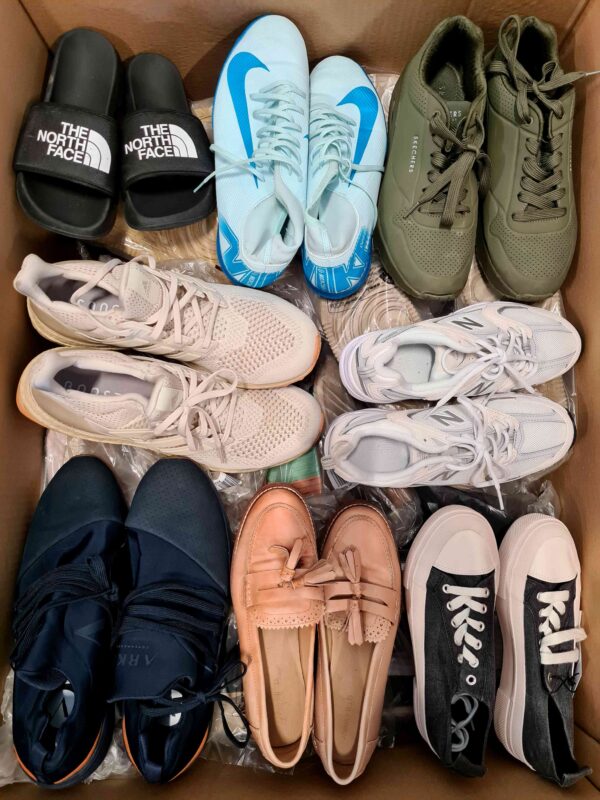 The photo shows a package with footwear in the category CSU.