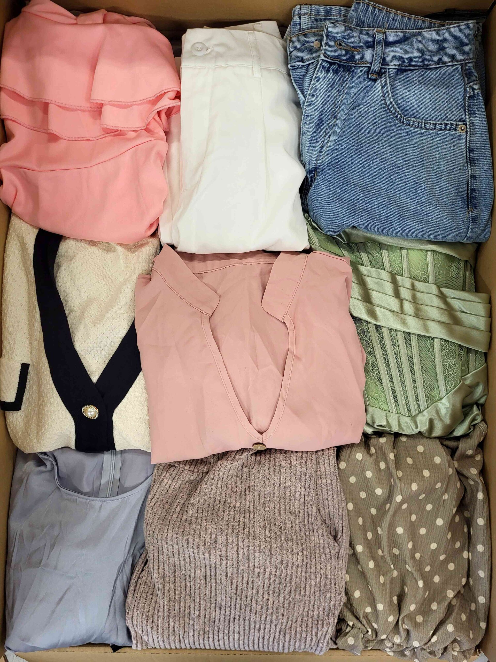 BSN956 3 The photo shows a package with clothing in the category BSN.