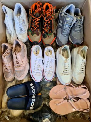 The photo shows a package with footwear in the category CSU.