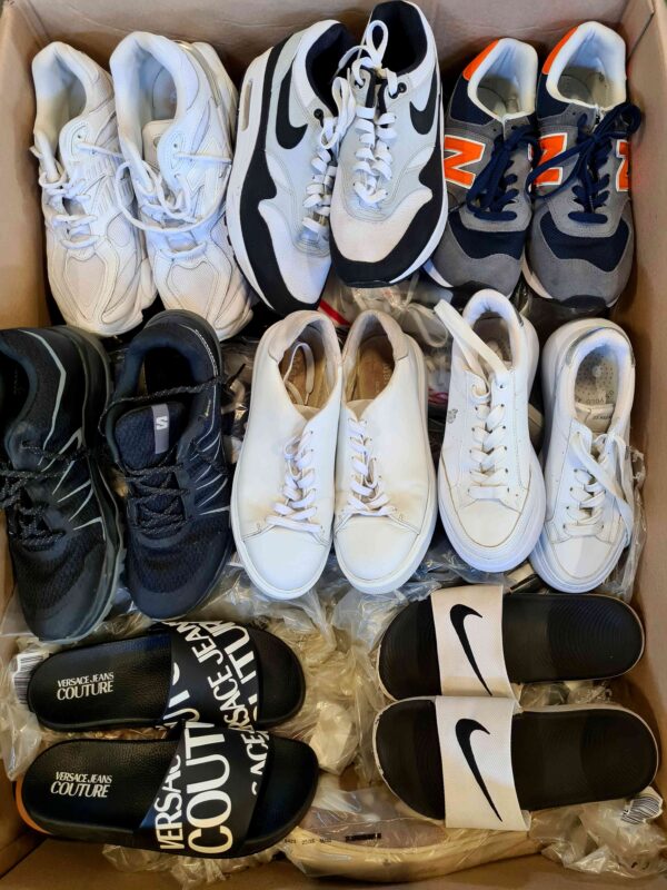The photo shows a package with footwear in the category CSU.