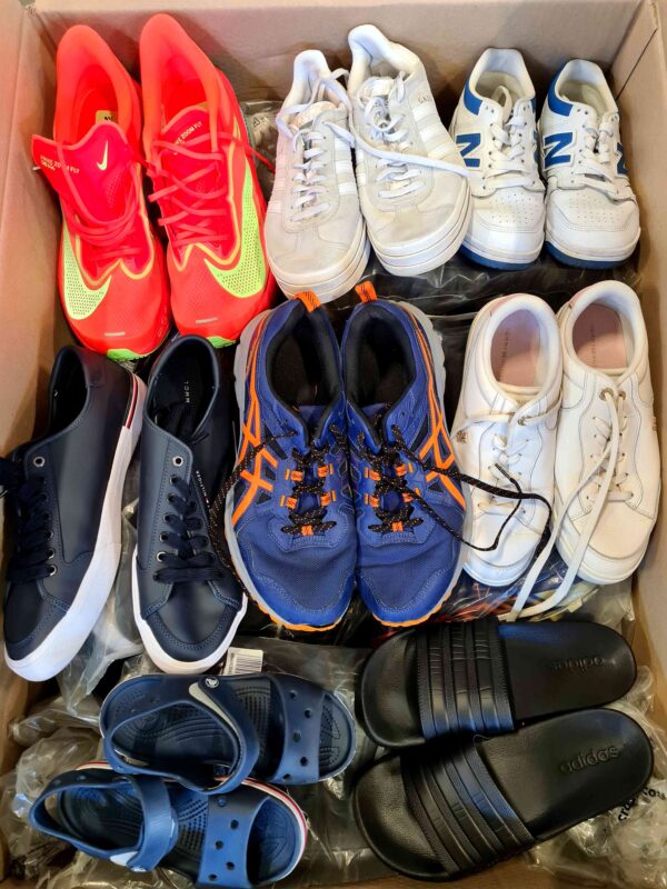 The photo shows a package with footwear in the category CSU.