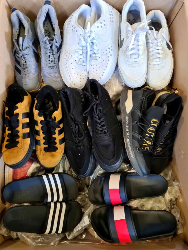 The photo shows a package with footwear in the category CSU.