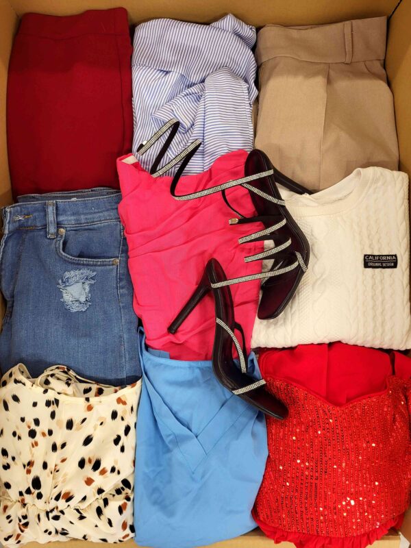 The photo shows a package with clothing in the category BSN.