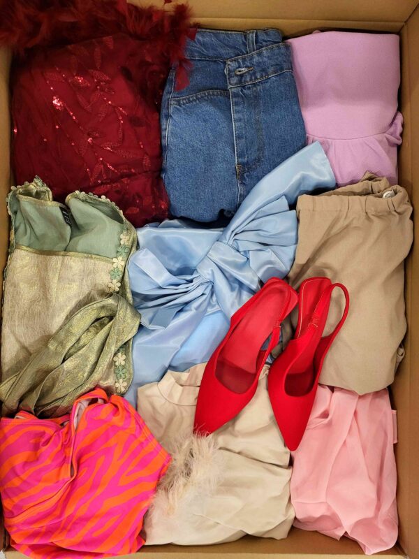 The photo shows a package with clothing in the category BSN.