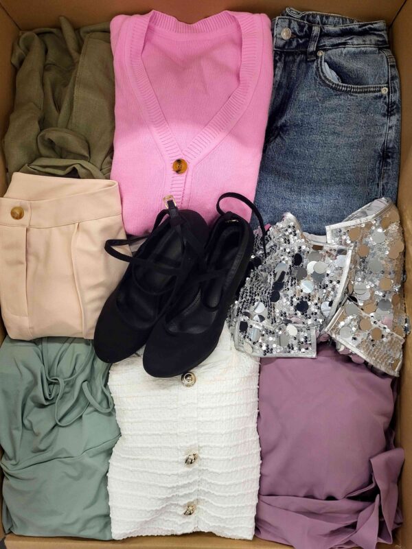 The photo shows a package with clothing in the category BSN.