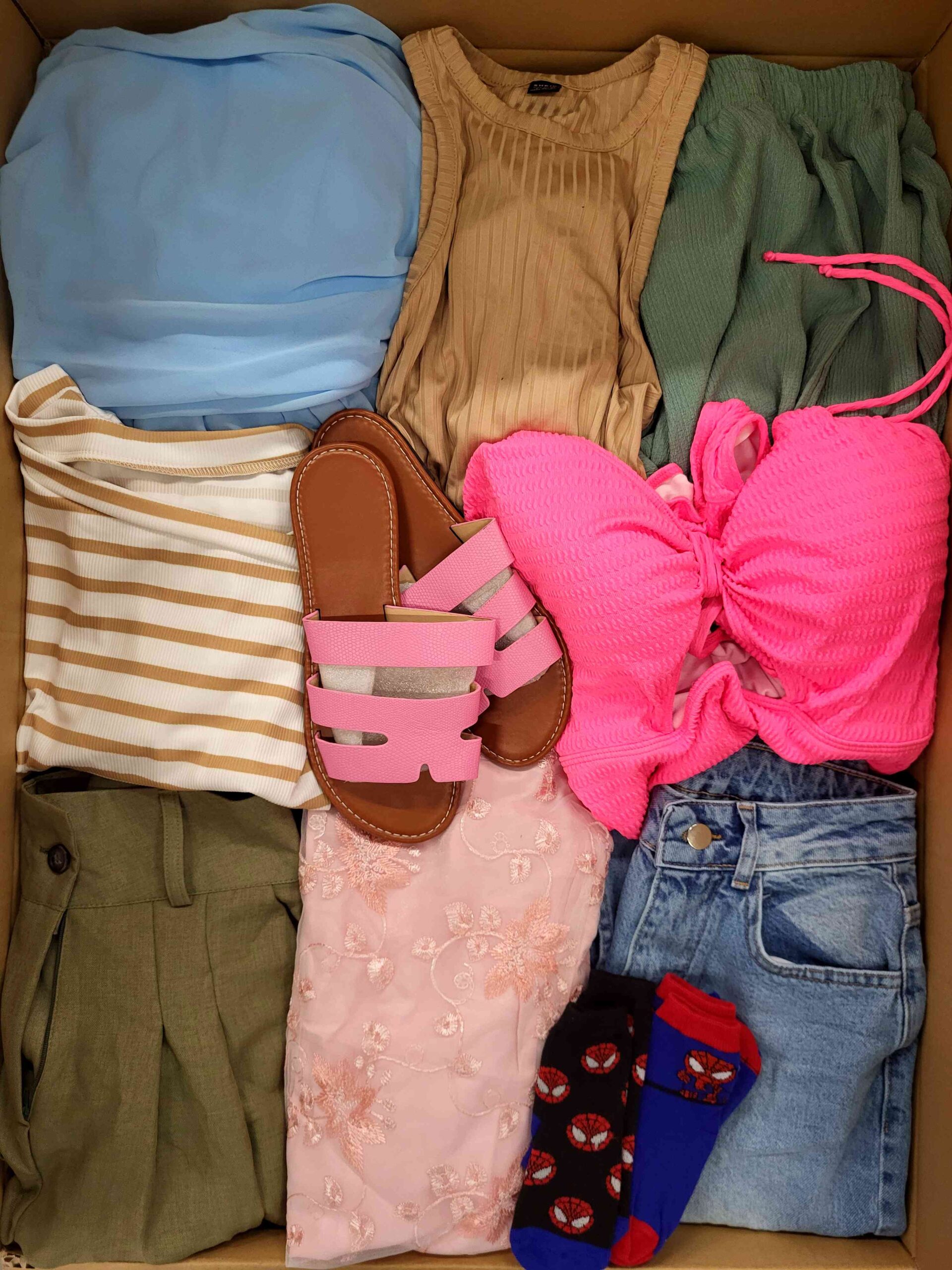 BSN991 3 The photo shows a package with clothing in the category BSN.