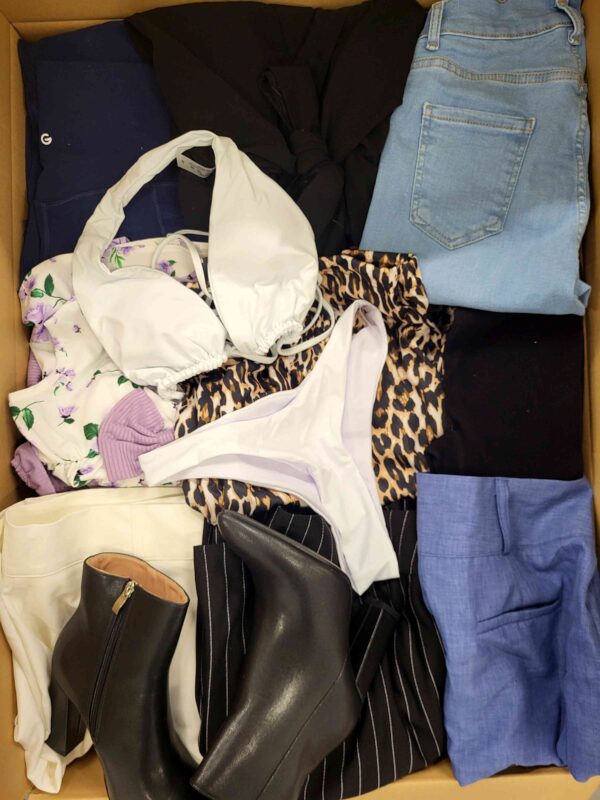 The photo shows a package with clothing in the category BSN.