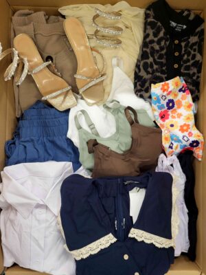 The photo shows a package with clothing in the category BSN.